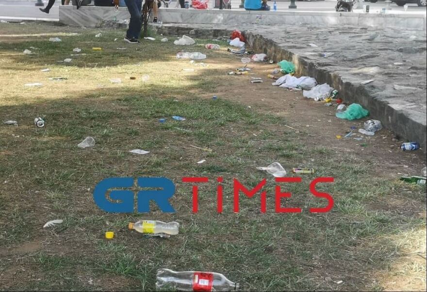 Θεσσαλονίκη: Σκουπιδότοπο έκαναν τον Λευκό Πύργο οι οπαδοί της Μακάμπι - 15 προσαγωγές - Δείτε βίντεο