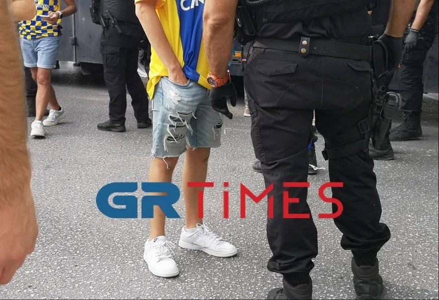 Θεσσαλονίκη: Σκουπιδότοπο έκαναν τον Λευκό Πύργο οι οπαδοί της Μακάμπι - 15 προσαγωγές - Δείτε βίντεο