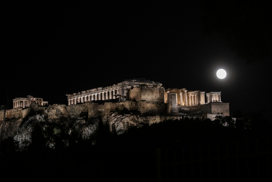 Μαγευτικό «Φεγγάρι του Οξύρρυγχου» πάνω από την Ακρόπολη - Εικόνες από την τελευταία πανσέληνο του καλοκαιριού