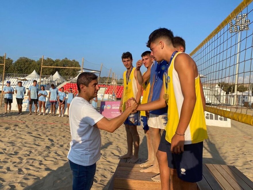 Λευτέρης Αυγενάκης: «Το μπιτς βόλεϊ είναι ο βασιλιάς της άμμου και το Karteros Beach Sports Center το σπίτι του»