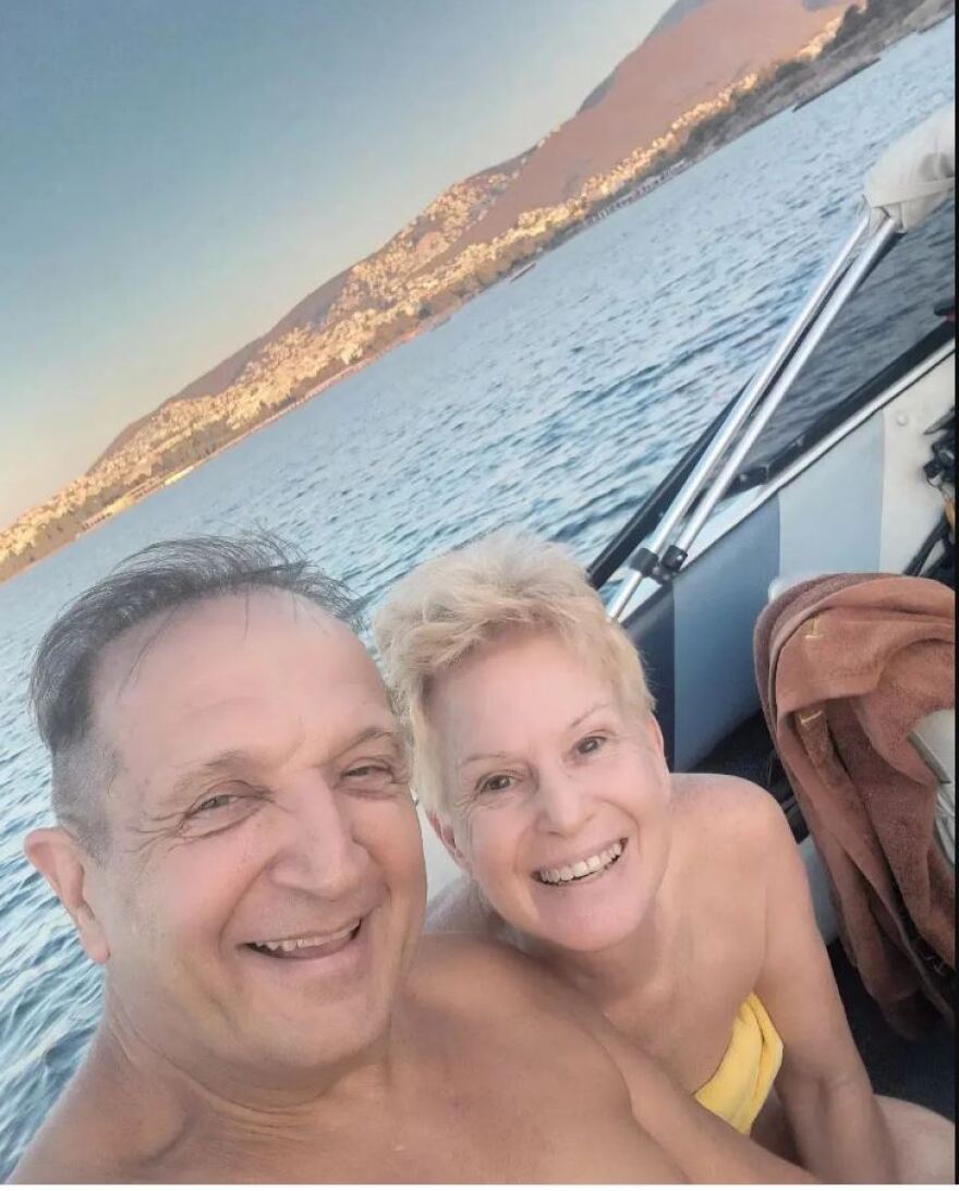 Ο Σπύρος Μπιμπίλας με το μαγιό του στη βάρκα