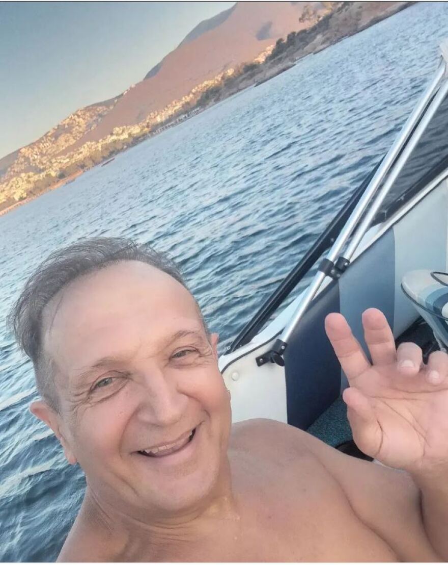 Ο Σπύρος Μπιμπίλας με το μαγιό του στη βάρκα