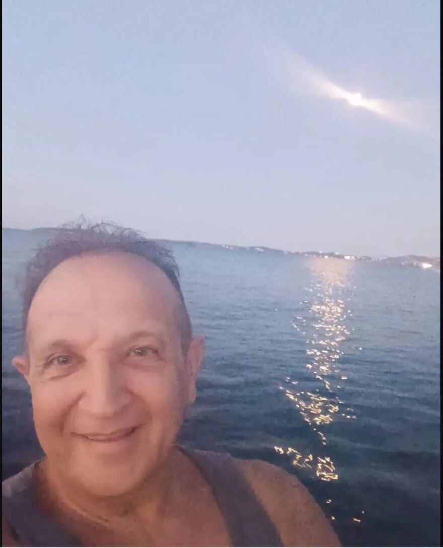 Ο Σπύρος Μπιμπίλας με το μαγιό του στη βάρκα