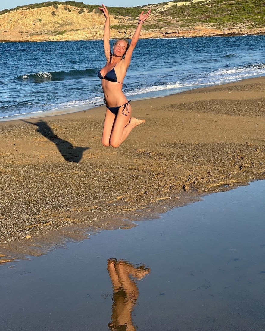 Ζέτα Μακρυπούλια: Παίζει με τα κύματα