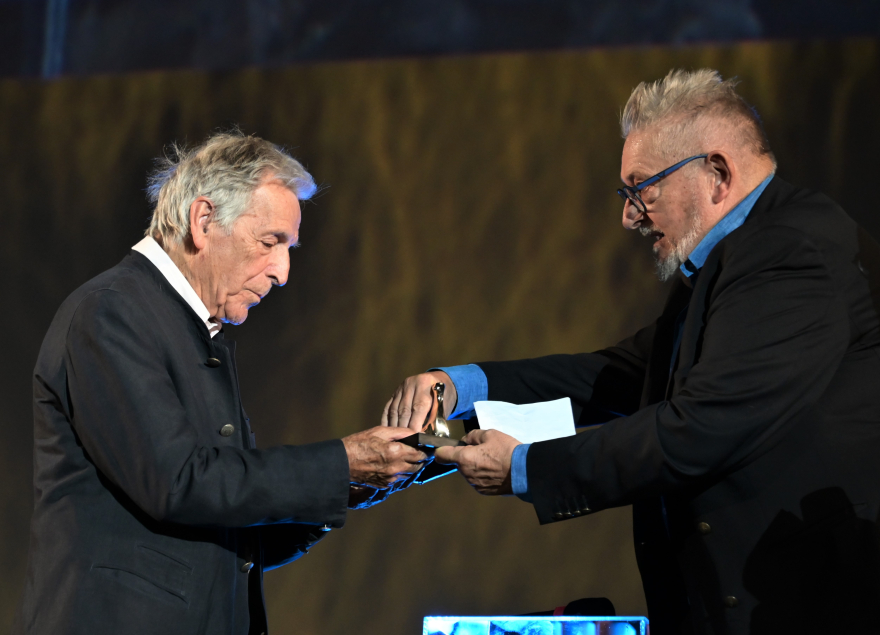 Ο Κώστας Γαβράς έλαβε τιμητικό βραβείο για την προσφορά του στον κινηματογράφο