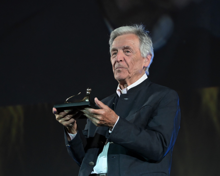 Ο Κώστας Γαβράς έλαβε τιμητικό βραβείο για την προσφορά του στον κινηματογράφο