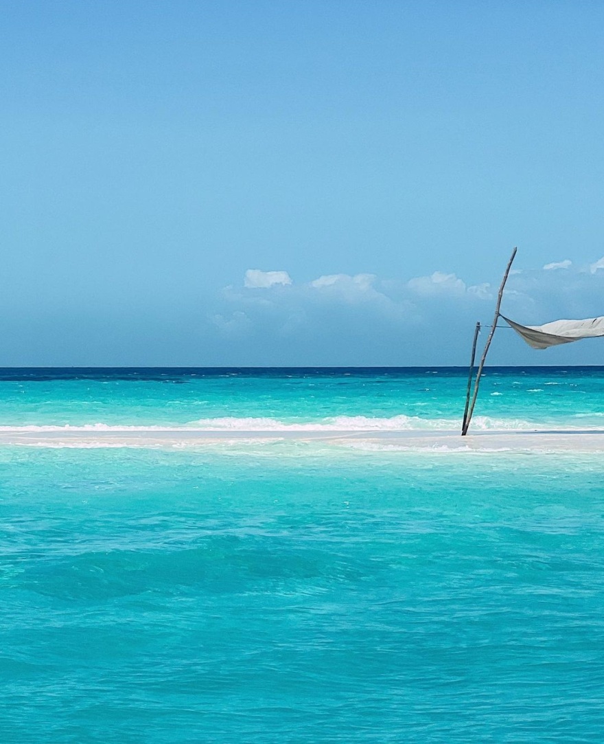 Ευγενία Σαμαρά: Φτιάχνει ποτά σε καρύδες και λέει «σ΄αγαπώ» στα σουαχίλι