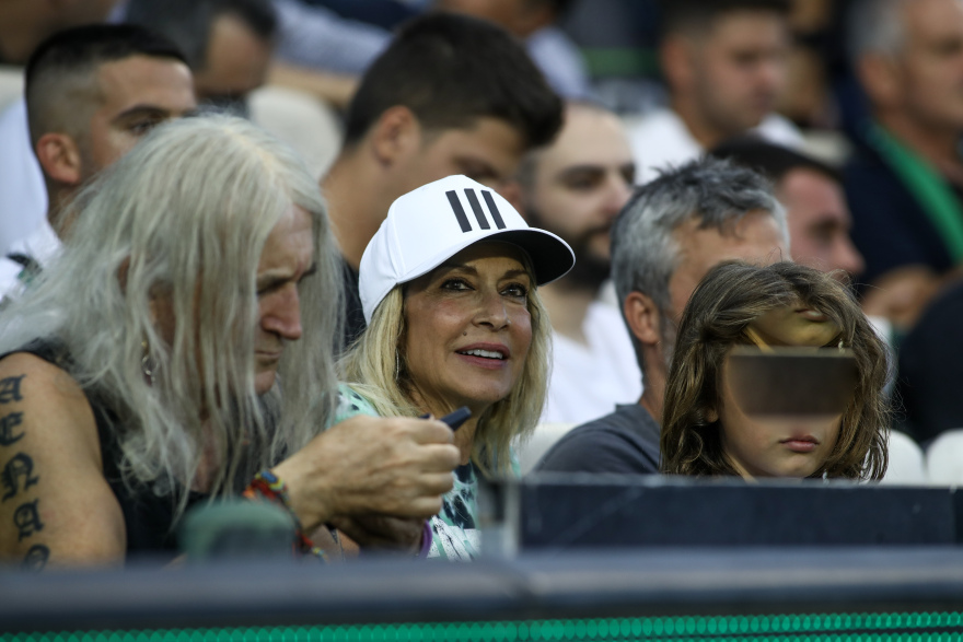 Νίκος Καρβέλας: Viral η ροκ εμφάνισή του στο γήπεδο