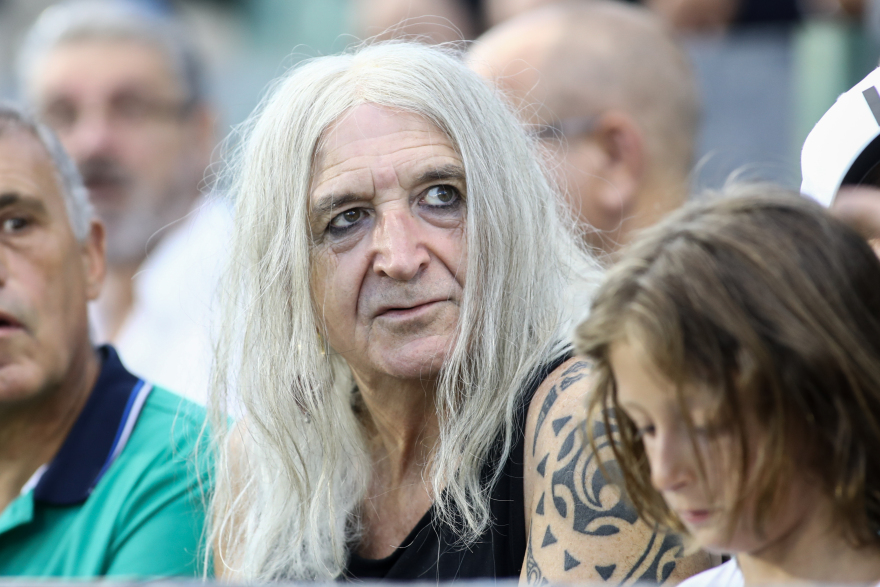 Νίκος Καρβέλας: Viral η ροκ εμφάνισή του στο γήπεδο