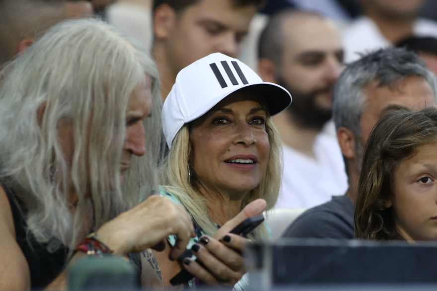 Νίκος Καρβέλας: Viral η ροκ εμφάνισή του στο γήπεδο