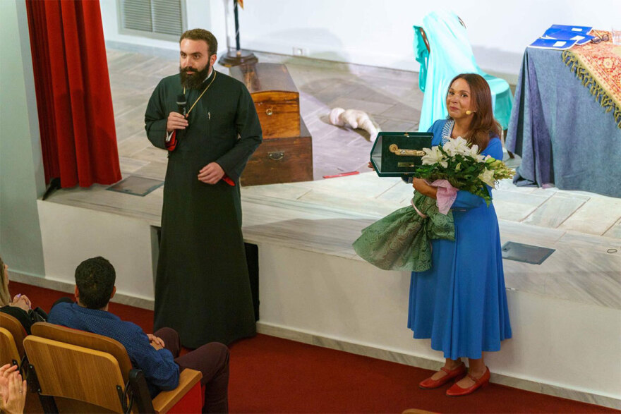 Η Χριστίνα Αλεξανιάν με «Τα τετράδια της Ανζέλ Κουρτιάν» στην Ύδρα