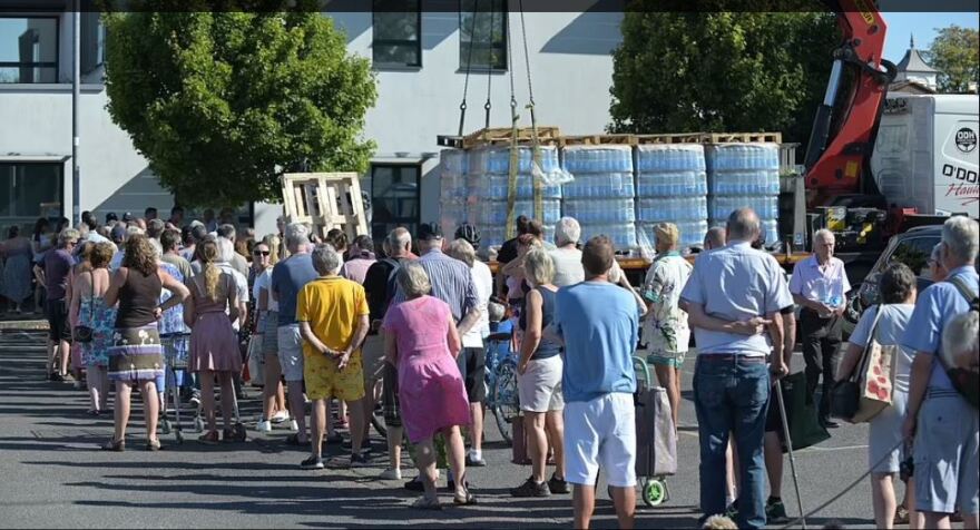 Μεγάλη Βρετανία: Τεράστιες ουρές στο Σάρεϊ για ένα μπουκάλι νερό - Δείτε βίντεο και φωτογραφίες