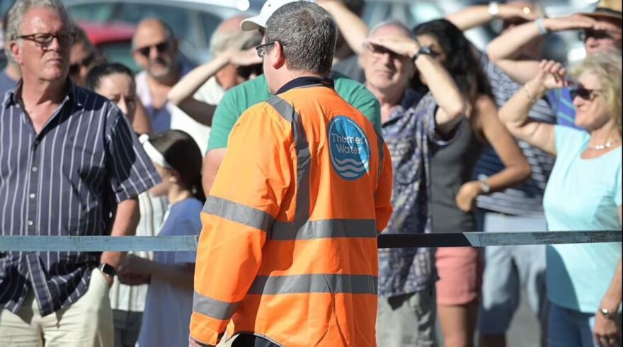 Μεγάλη Βρετανία: Τεράστιες ουρές στο Σάρεϊ για ένα μπουκάλι νερό - Δείτε βίντεο και φωτογραφίες