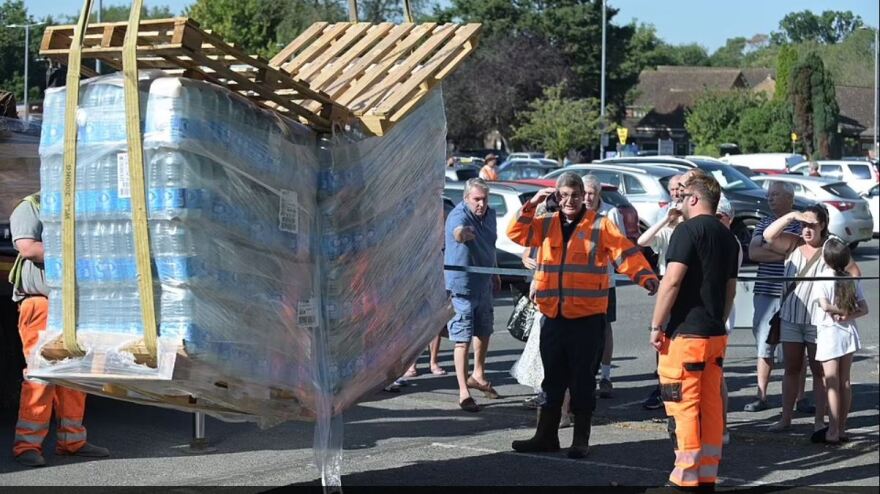 Μεγάλη Βρετανία: Τεράστιες ουρές στο Σάρεϊ για ένα μπουκάλι νερό - Δείτε βίντεο και φωτογραφίες