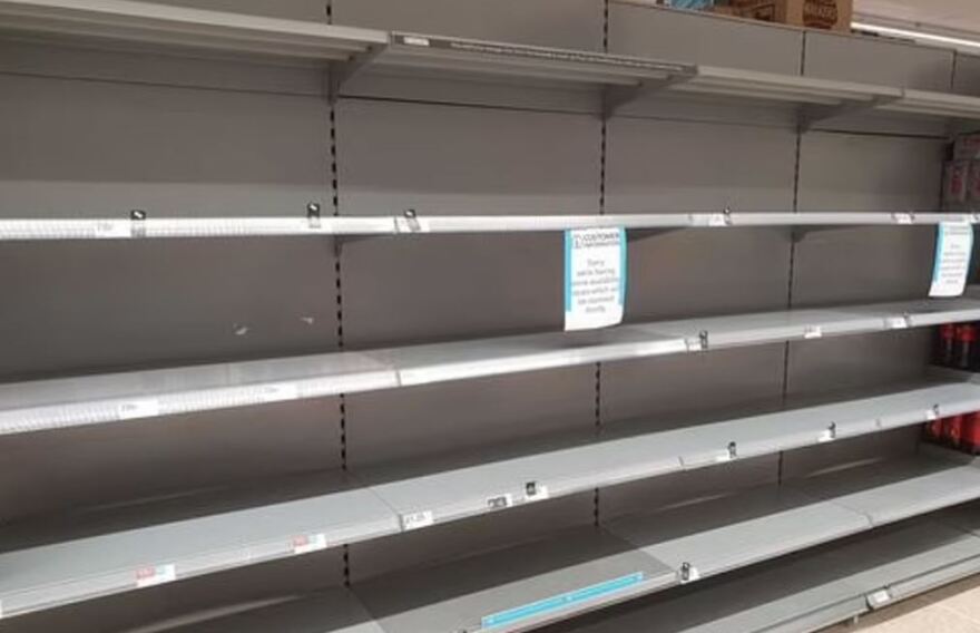 Μεγάλη Βρετανία: Τεράστιες ουρές στο Σάρεϊ για ένα μπουκάλι νερό - Δείτε βίντεο και φωτογραφίες