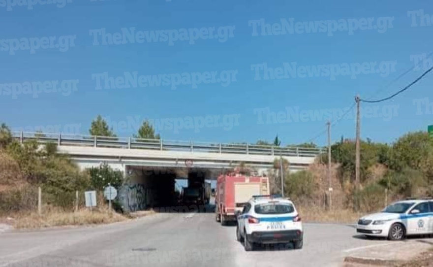 Νταλίκα σφήνωσε σε ανισόπεδο κόμβο του Αλμυρού – Δείτε εικόνες