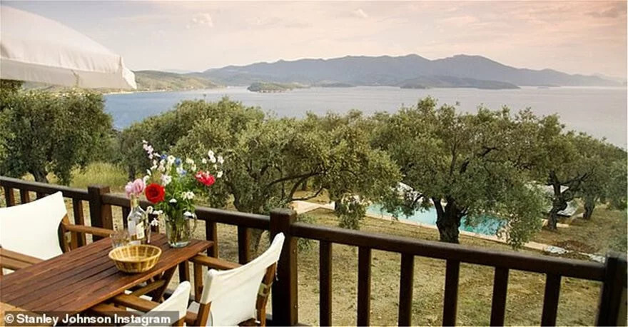 Μπόρις Τζόνσον: Ψωνίζει μόνος του σε σούπερ μάρκετ στη Νέα Μάκρη - Δείτε βίντεο