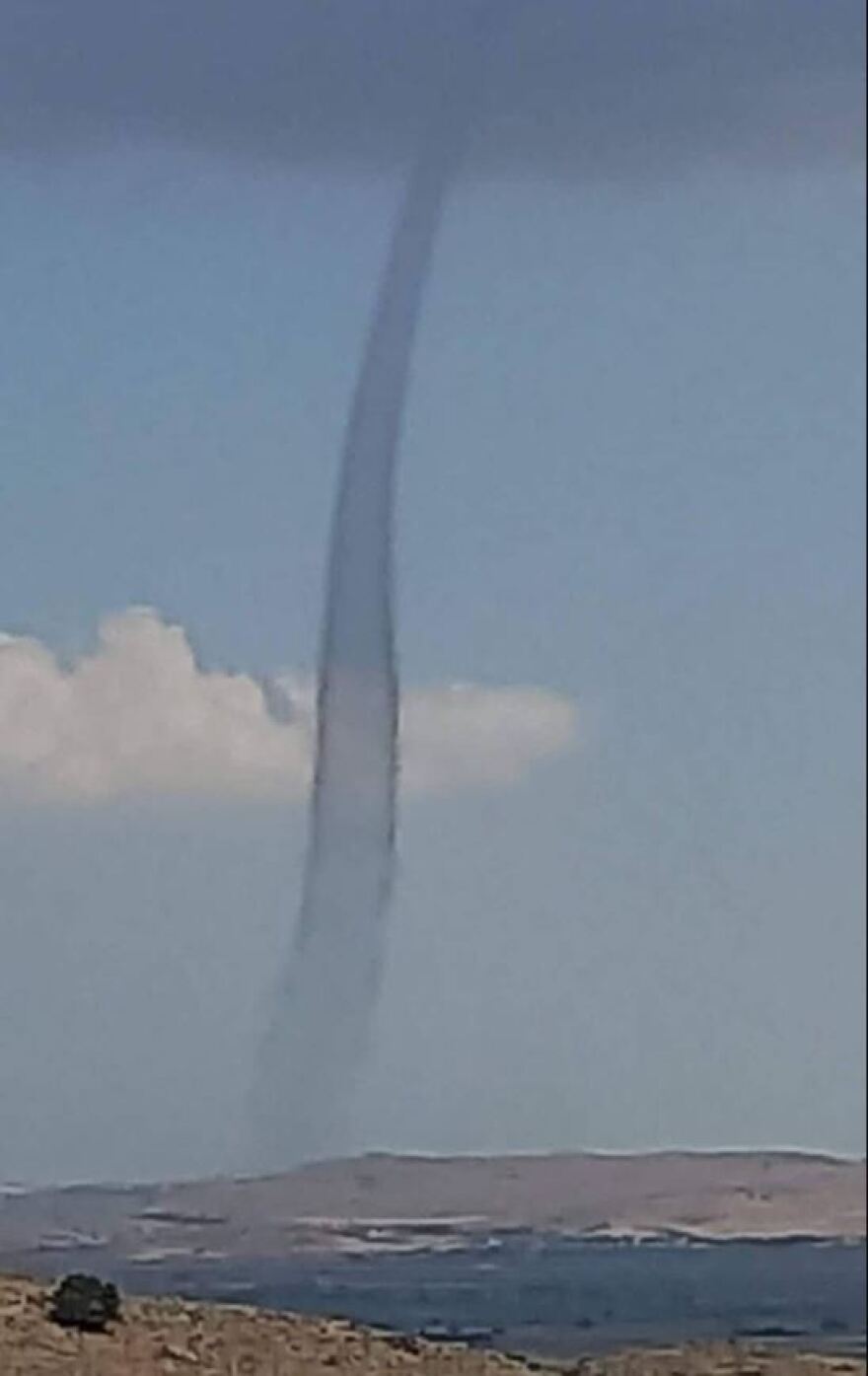 Βίντεο: Εντυπωσιακές εικόνες από ανεμοστρόβιλο που «χτυπά» στη Λήμνο