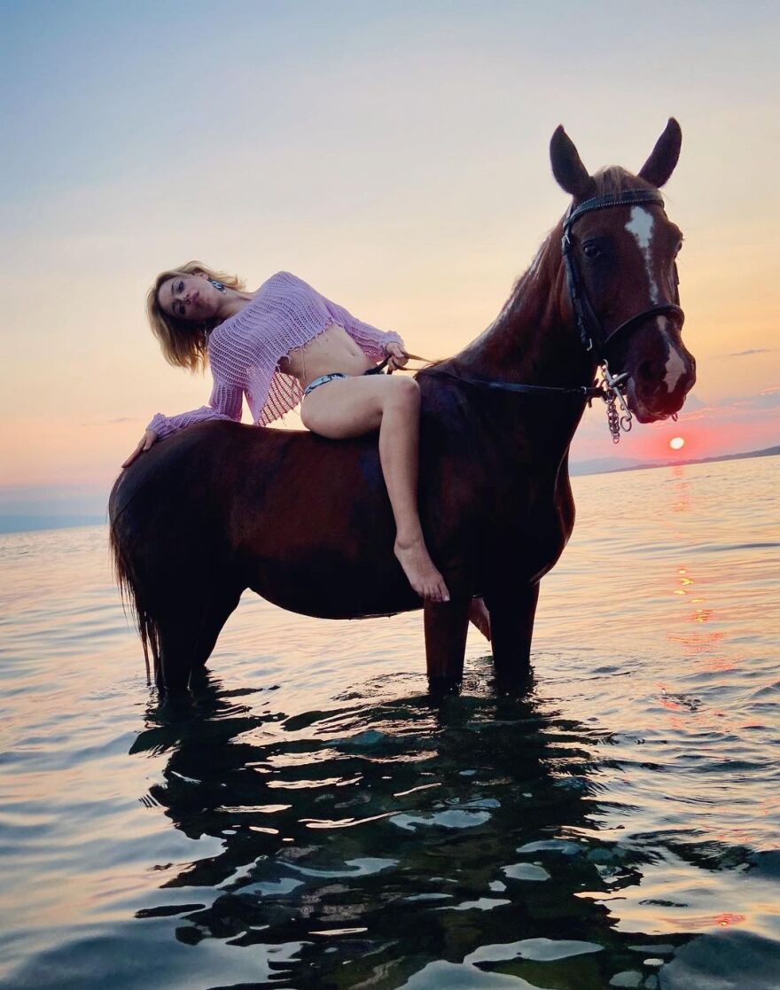 Τραϊάνα Ανανία: Κάνει ιππασία στη θάλασσα - Βίντεο