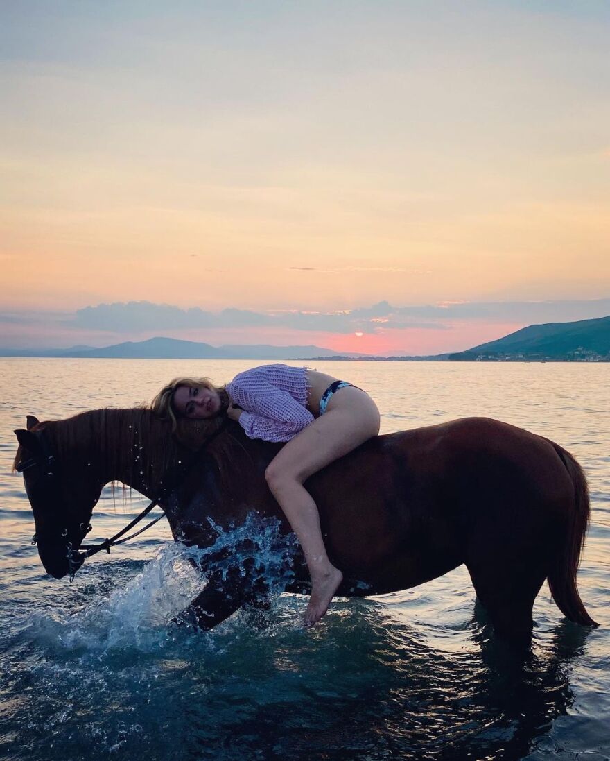 Τραϊάνα Ανανία: Κάνει ιππασία στη θάλασσα - Βίντεο