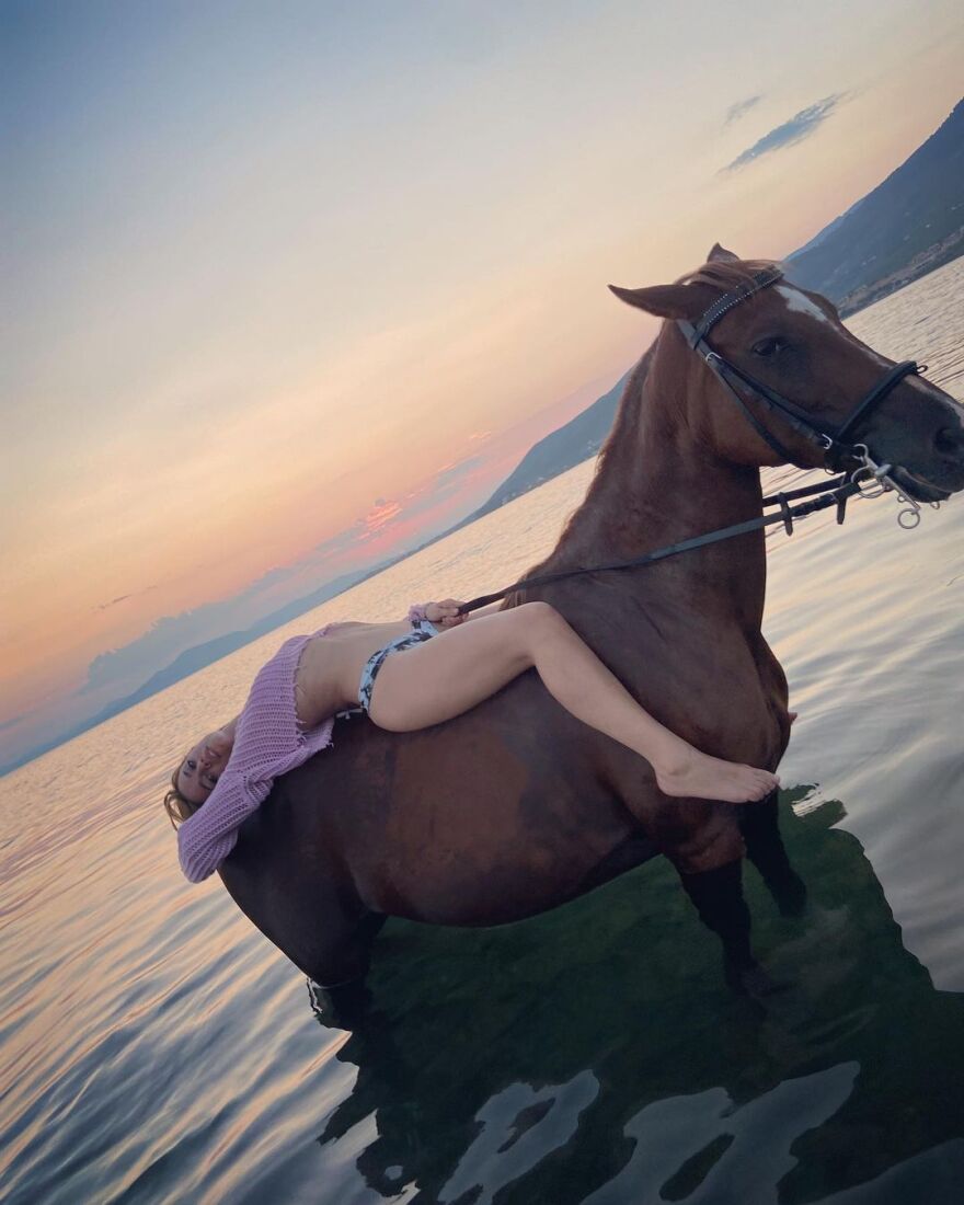 Τραϊάνα Ανανία: Κάνει ιππασία στη θάλασσα - Βίντεο