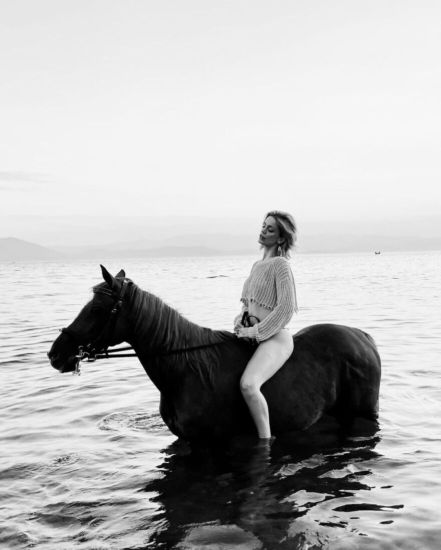 Τραϊάνα Ανανία: Κάνει ιππασία στη θάλασσα - Βίντεο