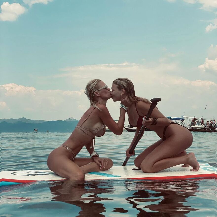 Ασημίνα Ιγγλέζου: Κάνει θαλάσσια σπορ με την κόρη της στο Μεγανήσι