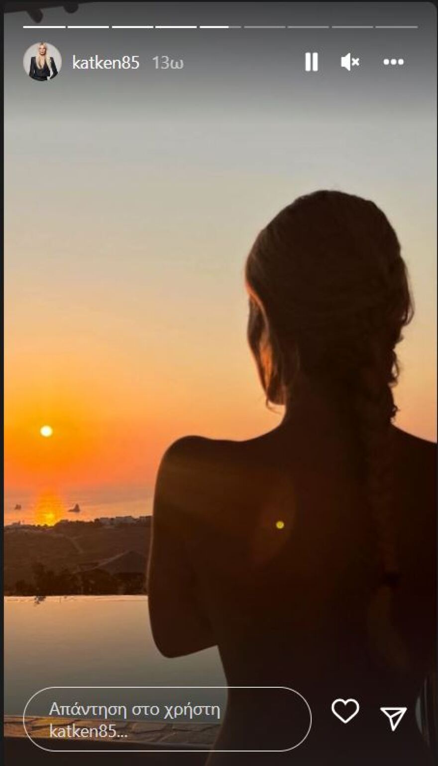 Κατερίνα Καινούργιου: Τόπλες στο ηλιοβασίλεμα της Πάρου - Φωτογραφία