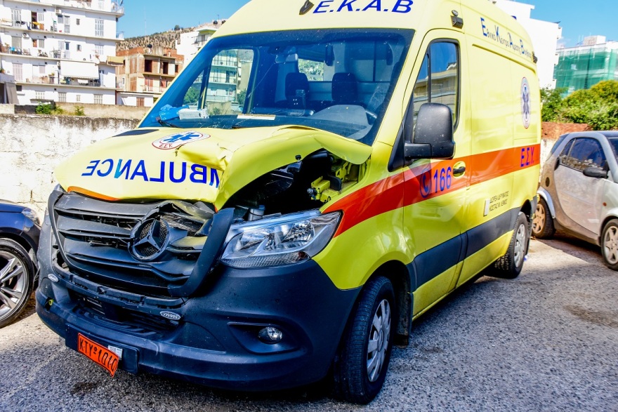 Άργος: Ασθενοφόρο που μετέφερε ασθενή παρέσυρε και σκότωσε ηλικιωμένη