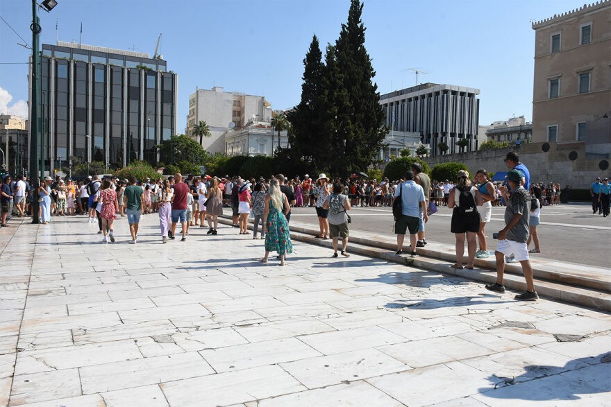 Αθήνα: Πάνω από 1.000 τουρίστες είδαν την αλλαγή της προεδρικής φρουράς - Βίντεο και φωτογραφίες