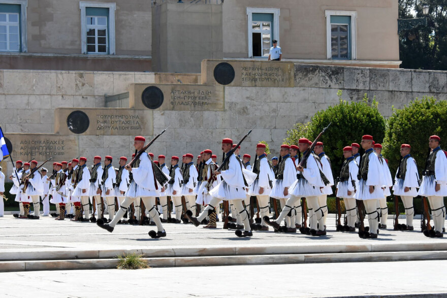 Αθήνα: Πάνω από 1.000 τουρίστες είδαν την αλλαγή της προεδρικής φρουράς - Βίντεο και φωτογραφίες