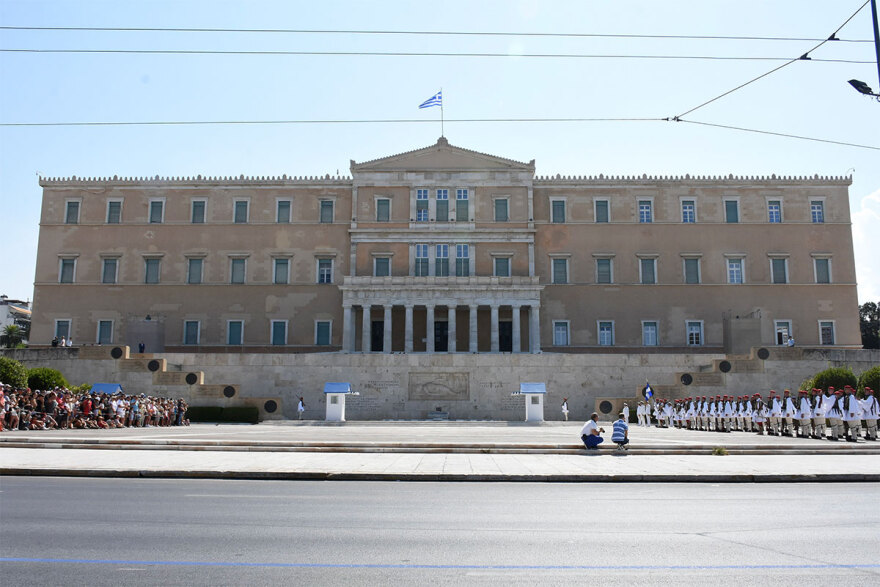 Αθήνα: Πάνω από 1.000 τουρίστες είδαν την αλλαγή της προεδρικής φρουράς - Βίντεο και φωτογραφίες