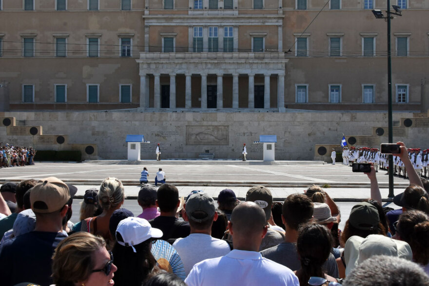 Αθήνα: Πάνω από 1.000 τουρίστες είδαν την αλλαγή της προεδρικής φρουράς - Βίντεο και φωτογραφίες