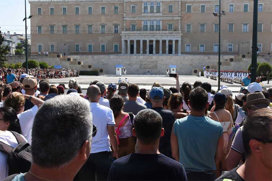 Αθήνα: Πάνω από 1.000 τουρίστες είδαν την αλλαγή της προεδρικής φρουράς - Βίντεο και φωτογραφίες