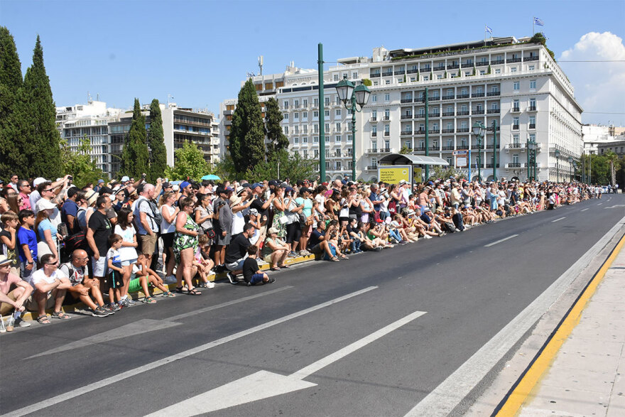 Αθήνα: Πάνω από 1.000 τουρίστες είδαν την αλλαγή της προεδρικής φρουράς - Βίντεο και φωτογραφίες