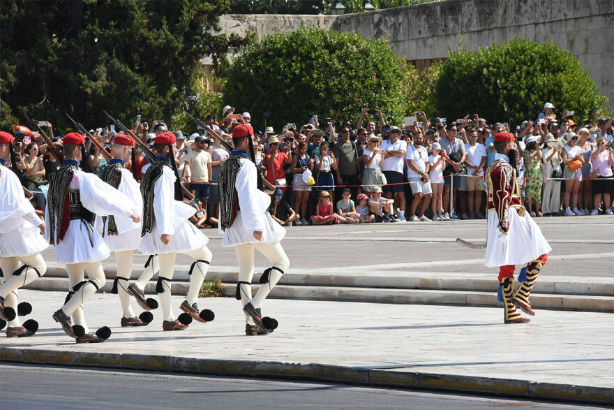Αθήνα: Πάνω από 1.000 τουρίστες είδαν την αλλαγή της προεδρικής φρουράς - Βίντεο και φωτογραφίες