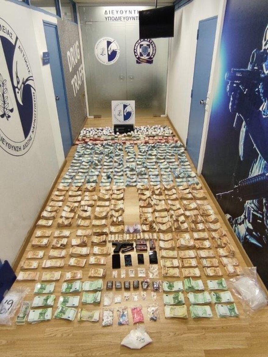 Πρώην παίκτης reality ο άνδρας που εισέβαλε στο Εφετείο - Έκρυβε ναρκωτικά και €1.5 εκατ.