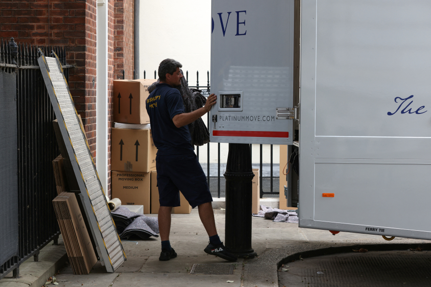 Τζόνσον: Ξεκίνησε η αντίστροφη μέτρηση για την αποχώρηση από την Ντάουνινγκ Στριτ - Φορτηγά μεταφέρουν τα πράγματά του