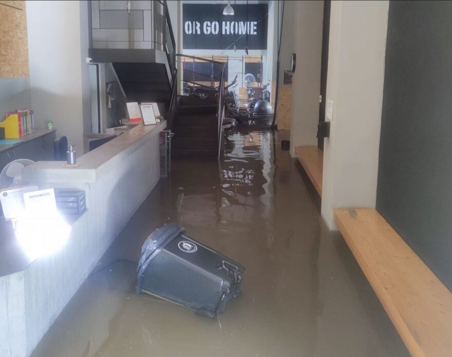 Βόλος: Εικόνες καταστροφής άφησε πίσω της η «ψυχρή λίμνη» - Πλημμύρισαν δρόμοι και καταστήματα