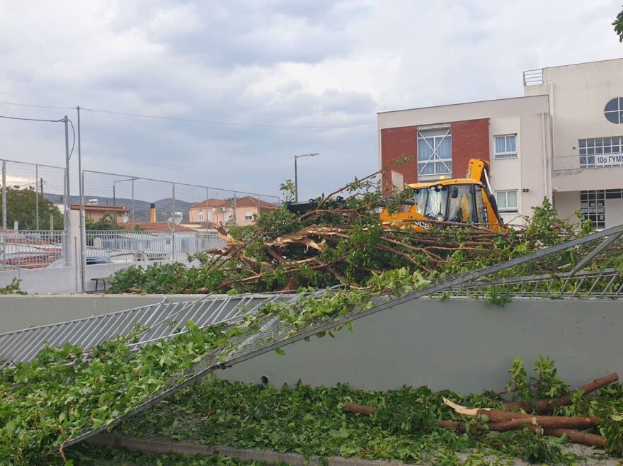 Βόλος: Εικόνες καταστροφής άφησε πίσω της η «ψυχρή λίμνη» - Πλημμύρισαν δρόμοι και καταστήματα