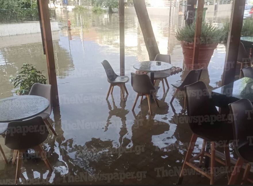 Βόλος: Εικόνες καταστροφής άφησε πίσω της η «ψυχρή λίμνη» - Πλημμύρισαν δρόμοι και καταστήματα