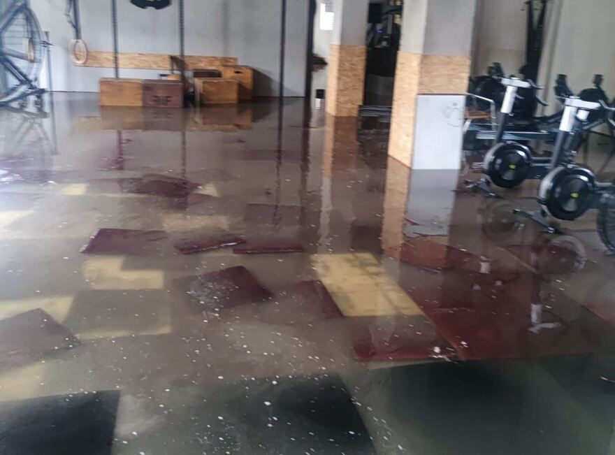 Βόλος: Εικόνες καταστροφής άφησε πίσω της η «ψυχρή λίμνη» - Πλημμύρισαν δρόμοι και καταστήματα