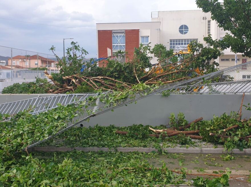 Βόλος: Εικόνες καταστροφής άφησε πίσω της η «ψυχρή λίμνη» - Πλημμύρισαν δρόμοι και καταστήματα