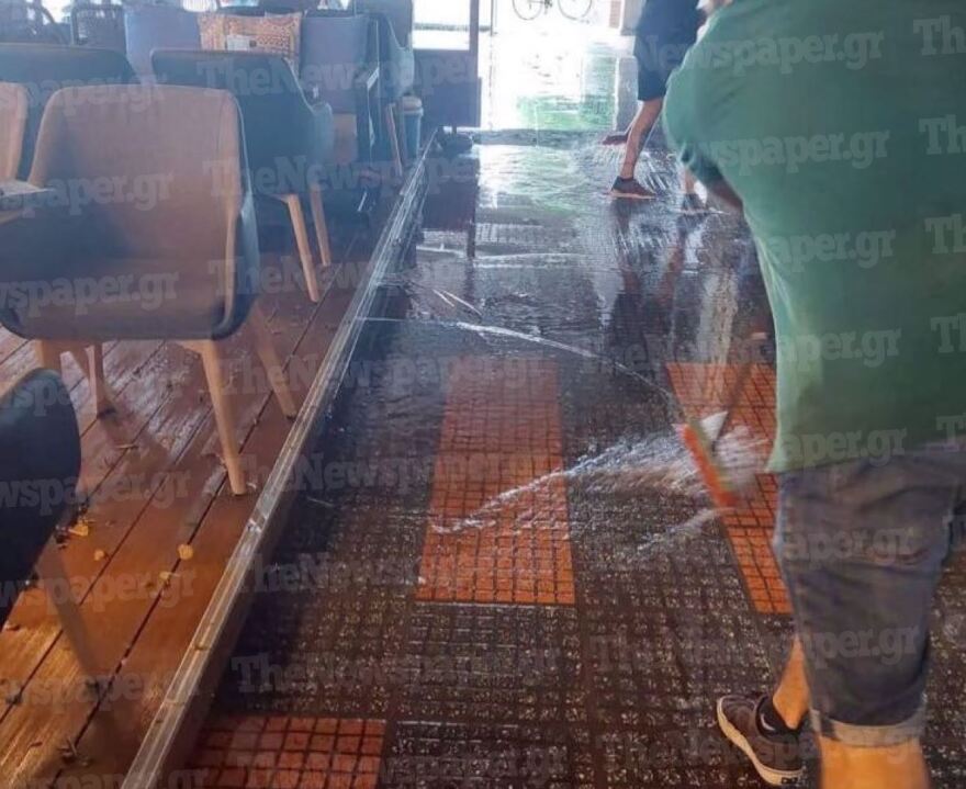 Βόλος: Εικόνες καταστροφής άφησε πίσω της η «ψυχρή λίμνη» - Πλημμύρισαν δρόμοι και καταστήματα