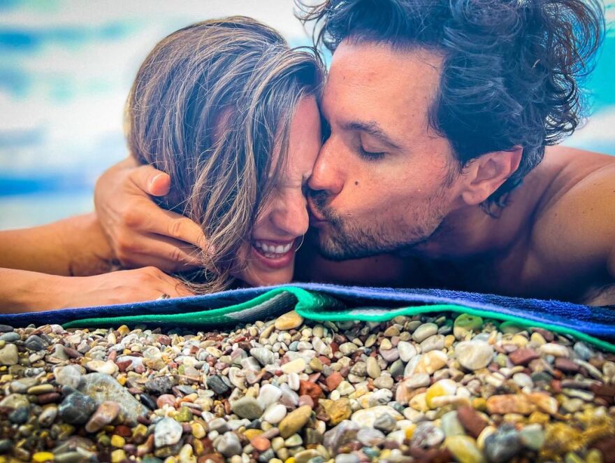 Ορφέας Αυγουστίδης: Στην παραλία αγκαλιά με τη σύζυγό του, Γεωργία Κρασσά