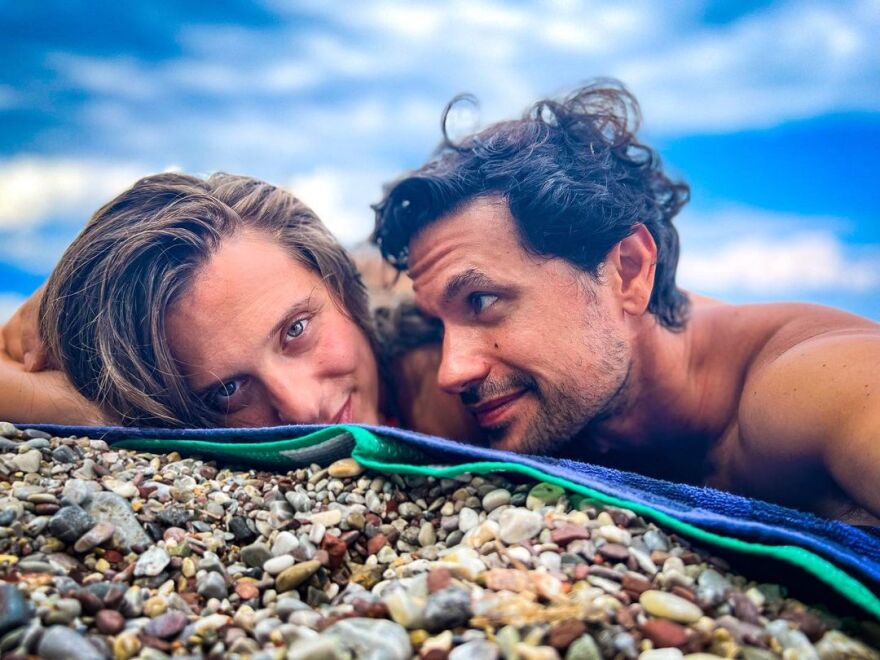 Ορφέας Αυγουστίδης: Στην παραλία αγκαλιά με τη σύζυγό του, Γεωργία Κρασσά