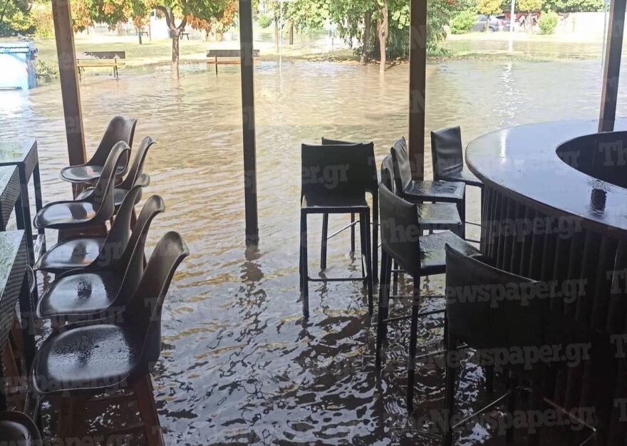 Βόλος: Εικόνες καταστροφής άφησε πίσω της η «ψυχρή λίμνη» - Πλημμύρισαν δρόμοι και καταστήματα