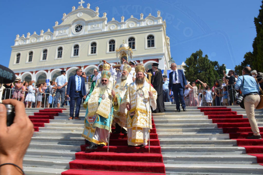 Με λαμπρότητα γιορτάστηκε ο εορτασμός της Κοιμήσεως της Θεοτόκου στην Τήνο - Δείτε φωτογραφίες