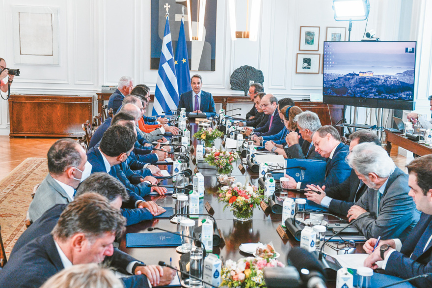 Τελειώνει ο φόρος επιτηδεύματος, αυξάνεται ο κατώτατος μισθός στα €751 από 1ης Ιανουαρίου