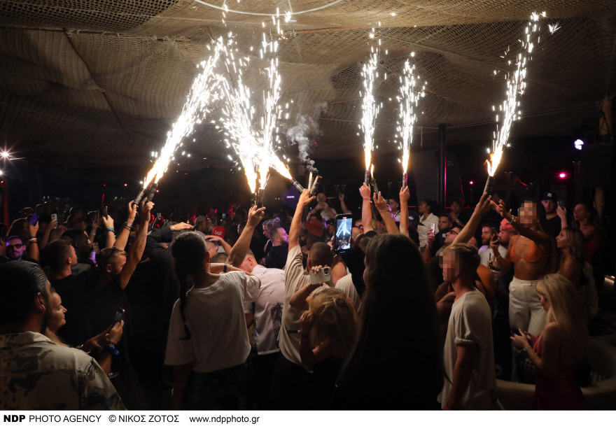 50 Cent: Δείτε φωτογραφίες από την εμφάνισή του στη Μύκονο